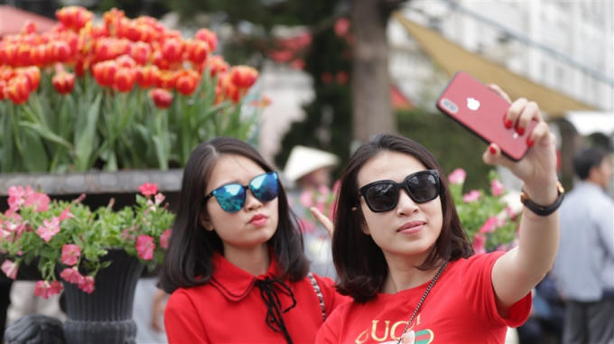 13/3/2018, Bà Nà Hills khởi động “Tháng 3 tri ân” trong niềm vui của cả người làm du lịch lẫn du khách. Mức vé dành cho du khách người Quảng Nam- Đà Nẵng chỉ bằng 1/3 so với giá vé thông thường (200.000 đồng/ người lớn, 150.000 đồng/ trẻ em) đã khiến bao con người từng ao ước một lần được đến với miền tiên cảnh Sun World Ba Na Hills trở thành hiện thực. Mỗi ngày tháng 3 này vì thế giống như một ngày hội tụ của những người dân trên quê hương của Sun World Ba Na Hills.