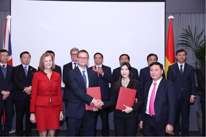 Bản ghi nhớ giữa Alphanam Group và IHG được trao dưới sự chứng kiến của Thủ tướng Chính phủ Phạm Minh Chính.