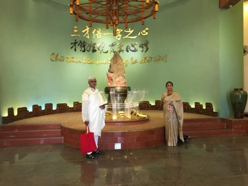 Giáo sư Bidyut Chakrabarty, Phó hiệu trưởng Đại học Visva-Bharti, Ấn Độ ấn tượng với không gian bảo tàng.