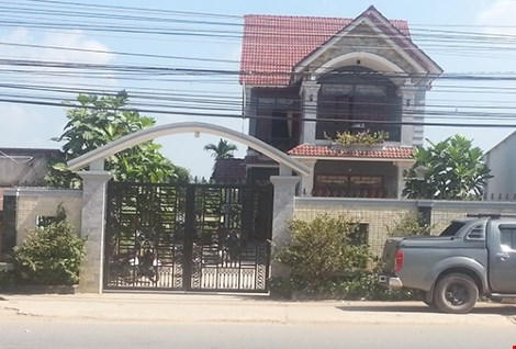 Ngôi nhà ông Nguyễn Văn Út, Bí thư Huyện ủy Đức Hòa, Long An bị năm kẻ lạ tấn công (Ảnh: Pháp luật Thành phố HCM).