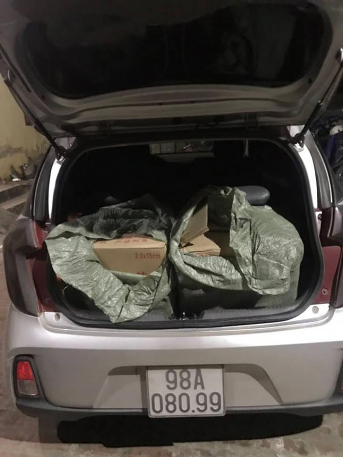 Pháo nổ được đối tượng ngụy trang trong thùng caton, đựng trong các bao tải dứa.