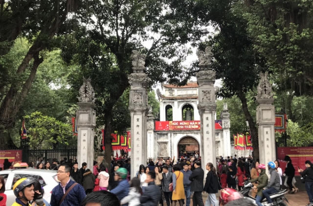 Mùng 2 Tết, thời tiết thuận lợi, ngàn người đến Văn Miếu du xuân xin chữ đầu năm