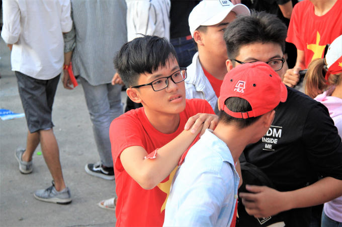 Chùm ảnh: Cổ động viên Cố đô Huế tiếc nuối sau loạt sút luân lưu