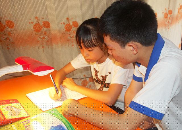 Lương cũng luôn hỗ trợ kiến thức, rèn luyện môn tiếng Anh cho em gái.