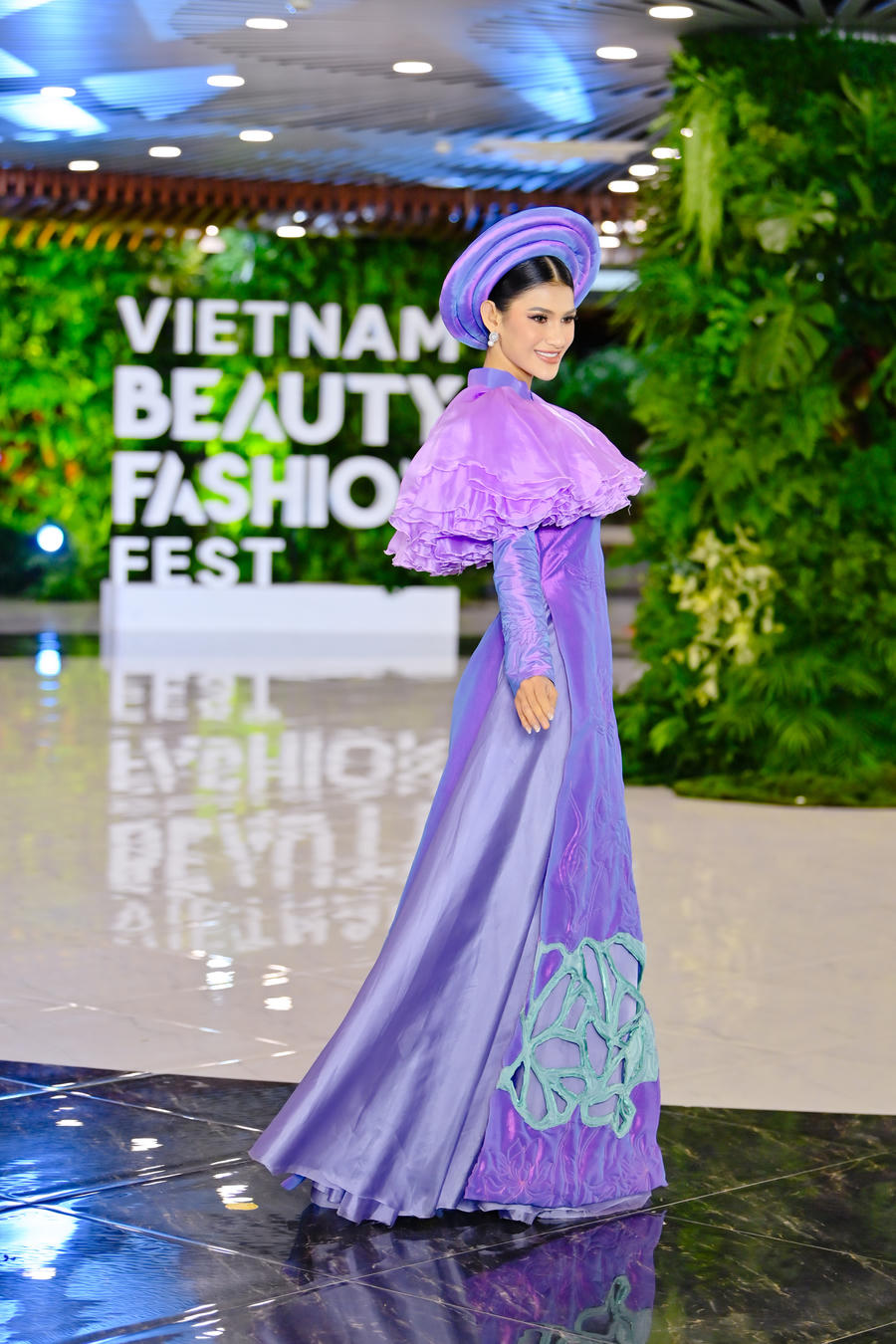 Bộ sưu tập kết hợp giữa tà áo dài truyền thống với phong cách thời trang đương đại. NTK vẫn dựa trên áo dài phom dáng truyền thống cổ cao, eo chiết, tà áo xẻ đáy tà nở rộng kết hợp với quần và chân váy.