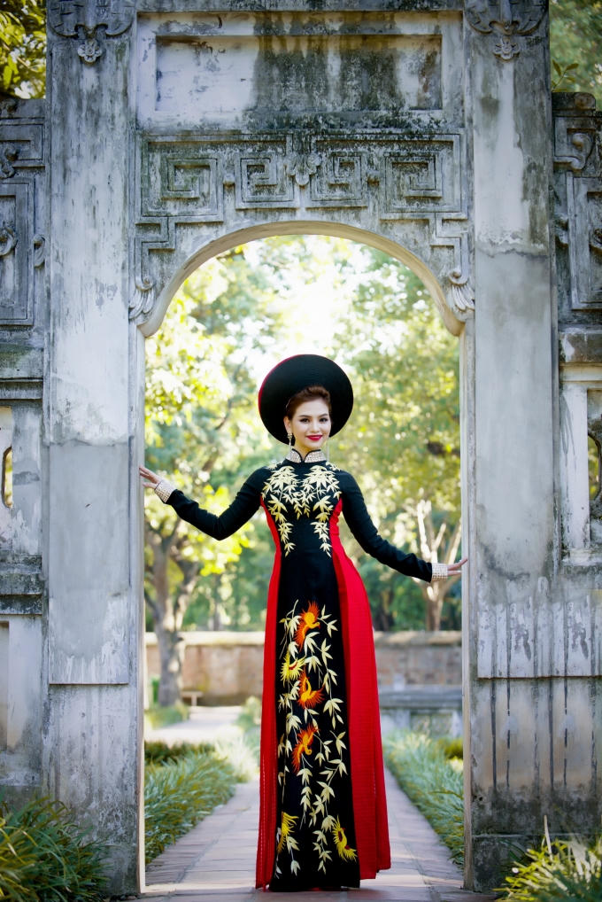 Mai Phương thu hút mọi ánh nhìn từ người đối diện.