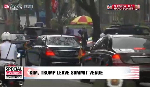 Hình ảnh cho thấy đoàn xe chở ông Kim rời đi.