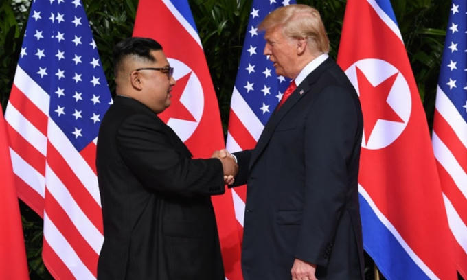 Chủ tịch Triều Tiên Kim Jong-un (trái) và Tổng thống Mỹ Donald Trump tại hội nghị thượng đỉnh đầu tiên ở Singapore hồi tháng 6 năm ngoái. Ảnh: AFP.