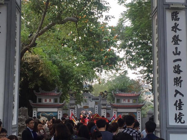 Ngoài ra bốn Tứ trấn ra, lỗi dẫn vào đền Ngọc Sơn cũng đều chật ních người.