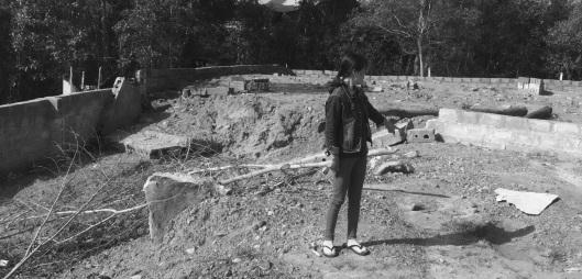 Bà Hà bên căn nhà đã bị hàng chục người dùng vũ lực san bằng.