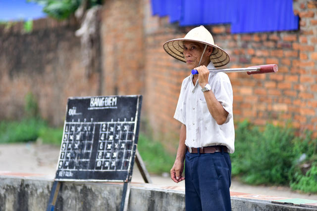 Bóng cửa vốn là môn thể thao phổ biến, thường dành cho vua chúa thời phong kiến ở Châu Âu. Thế nhưng thời gian gần đây, môn thể thao độc đáo này lại khá thịnh hành ở các làng quê ngoại thành Hà Nội. Trong đó, người chơi đa phần là các cụ ông, cụ bà đã ở "cái tuổi xưa nay hiếm".