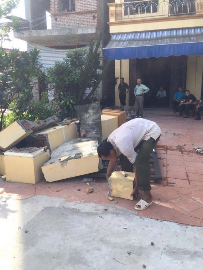 Ông Thanh và bà Hồng cho người đập tường và trụ cổng của căn nhà