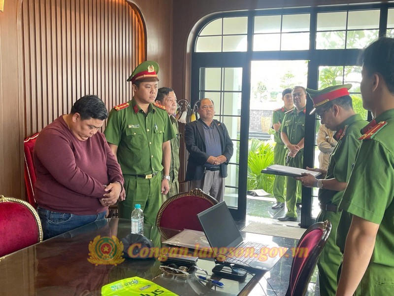 Cơ quan Cảnh sát điều tra Công an tỉnh Lạng Sơn thi hành lệnh khám xét nơi làm việc của đối tượng Nguyễn Đình Nam