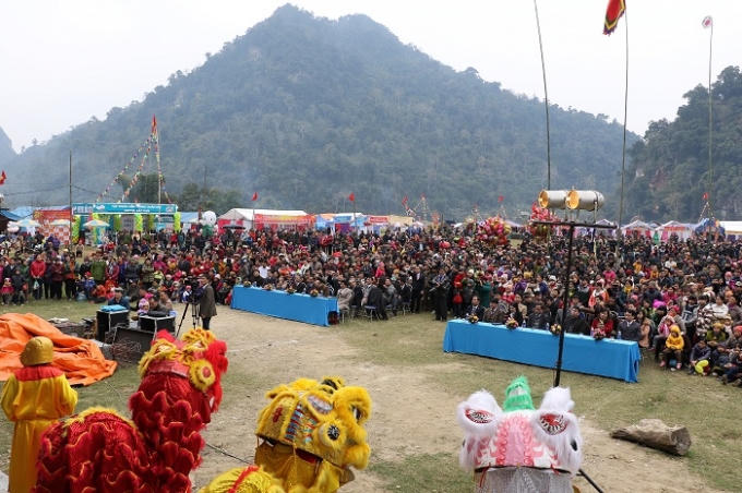 Cánh đồng xã Nam Mẫu - Khu di tích cấp Quốc gia đặc biệt hồ Ba Bể (huyện Ba Bể, Bắc Kạn) sáng nay đã thực sự trở thành một ngày hội với bà con nhân dân địa phương và cả du khách thập phương. Ảnh: Trung Du.