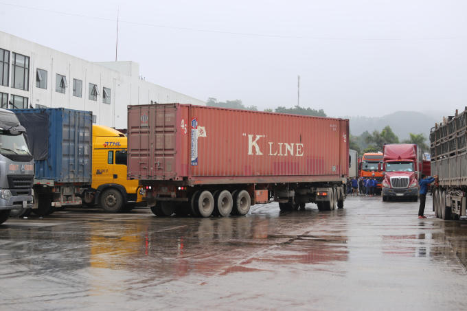 hon-3-000-xe-hang-dang-un-u-tai-cac-cua-khau-o-lang-son-3.