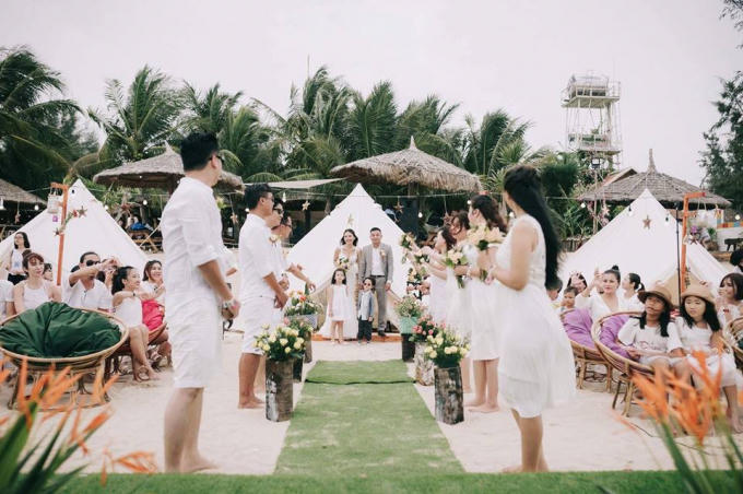 Đám cưới ngập trong sắc trắng tinh khôi.