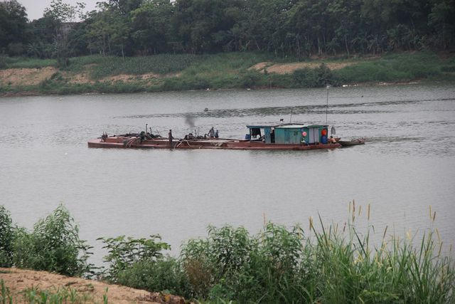 Những chiếc tàu hút cát sát bãi bồi.
