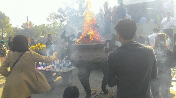 Đứng xa cố gắng ném hương vào lư