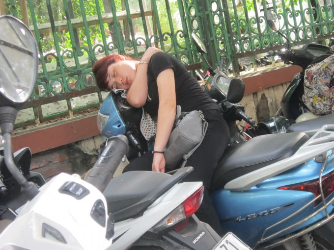 Sau khi các thí sinh vào phòng thi, bên ngoài là những giấc ngủ "vội" như thế này của phụ huynh được bắt gặp khắp nơi.
