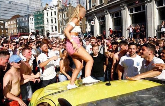 Hình ảnh những fan quá khích nhảy múa trên mui một chiếc xe cứu thương, khiến mui xe rúm ró, kính xe rạn nứt, đã gặp phải sự chỉ trích dữ dội từ dư luận.