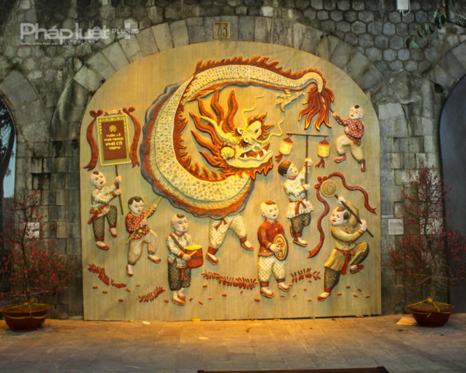 Tác phẩm múa lân trên ô vòm cầu số 73 của cầu đường sắt phố Phùng Hưng