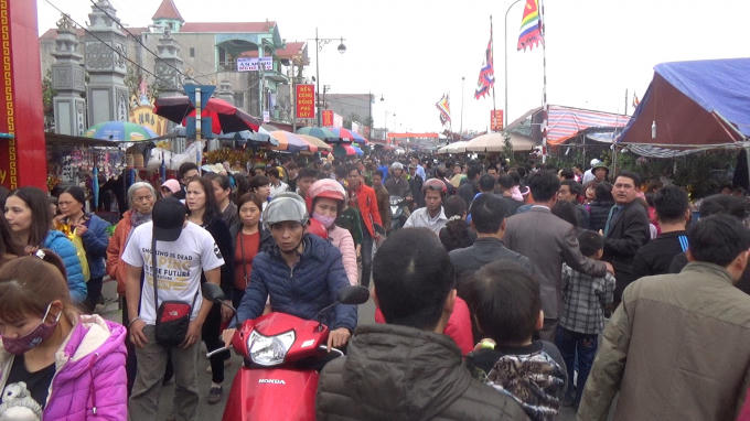 D&ograve;ng người tấp nập đổ về chợ &ldquo;mua may, b&aacute;n rủi&rdquo;