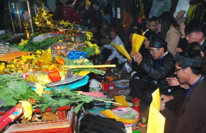 Những đồng tiền mệnh giá lớn xuất hiện trên đĩa của những người xóc xăm (ảnh Duy Ngợi).