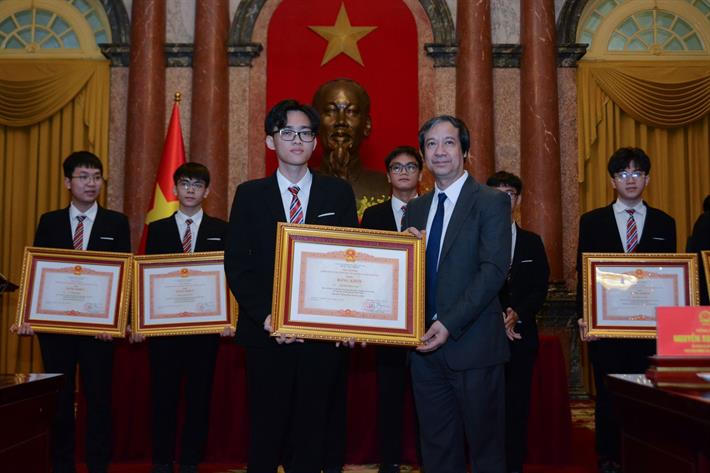 Bộ trưởng Bộ GD&amp;amp;ĐT Nguyễn Kim Sơn trao tặng Bằng khen của Thủ tướng Chính phủ cho các em học sinh đoạt giải Olympic và Khoa học kỹ thuật quốc tế năm 2022.