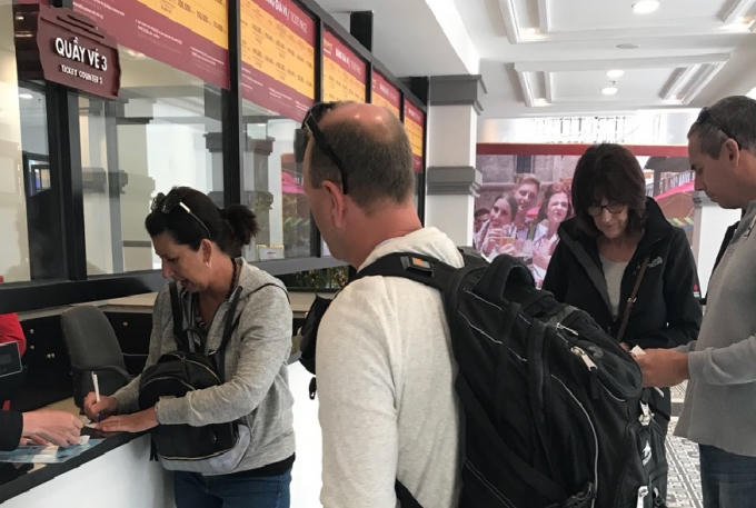 Du khách quốc tế hào hứng mua vé  trải nghiệm tàu hỏa leo núi ở Fansipan (Sa Pa).