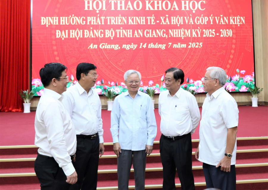 Phó Chủ tịch Quốc hội Lê Minh Hoan cùng lãnh đạo địa phương, các chuyên gia, nhà khoa học thảo luận
