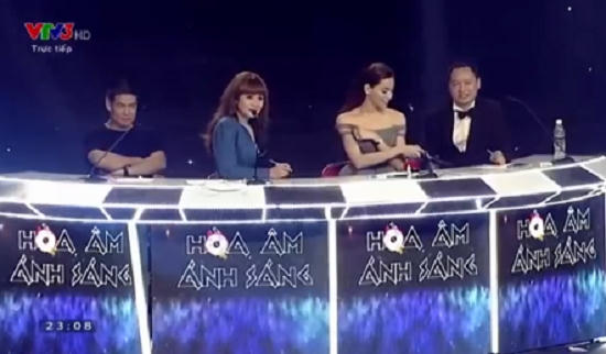 Hồ Ngọc Hà nhường mic cho Nguyễn Hải Phong.
