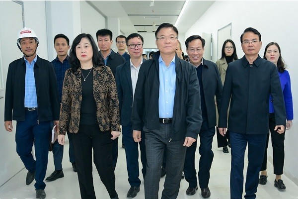 Phó Thủ tướng Lê Thành Long và Đoàn công tác kiểm tra tại cơ sở 2, Bệnh viện Hữu nghị Việt Đức.