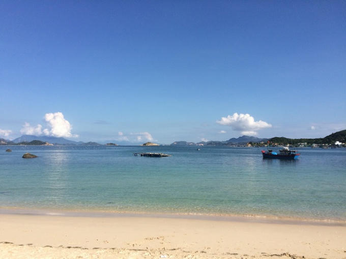 Vượt qua những cung đường ven biển xuyên đồi cát uốn lượn, Vĩnh Hy hiện ra như một bức tranh thủy  mặc đưa du khách vào tầm ngắm và quyến rũ họ từ phương xa.