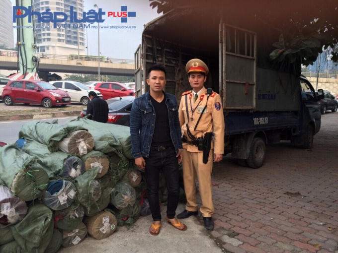 Chiếc xe tải vi phạm giao thông cùng 1,5 tấn vải không rõ nguồn gốc.