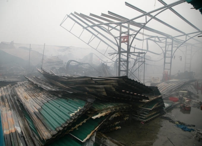 Những ki-ốt bị thiêu rụi chỉ còn trơ khung sắt, cảnh sát PCCC vẫn miệt mài dập những tia lửa còn sót lại...