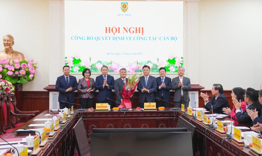 Phó Thủ tướng Lê Thành Long cùng Đảng uỷ, lãnh đạo Bộ Tư pháp tặng hoa chúc mừng đồng chí Nguyễn Thanh Tú.