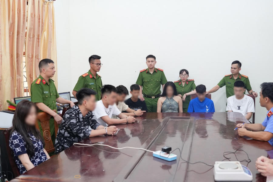 Các đối tượng tổ chức, sử dụng ma túy trong phòng hát Karaoke - Ảnh Công an Nghệ An.