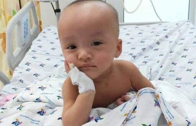 Siêu đáng yêu với hình ảnh hai bé Trúc Nhi và Diệu Nhi chống cằm cười tít mắt