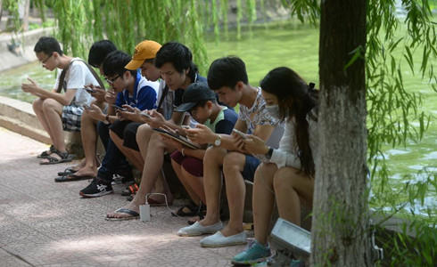 Người Việt chuộng công nghệ và đang gia tăng thu nhập (Ảnh minh họa: AFP)