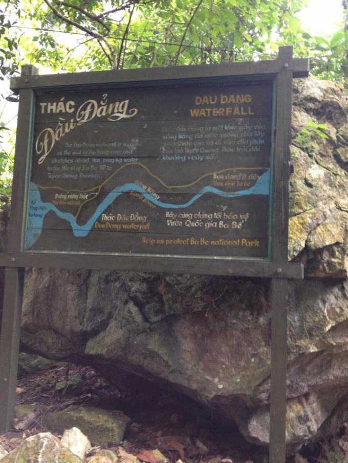 Thác Đầu Đẳng một trong địa điểm tham quan tại hồ.