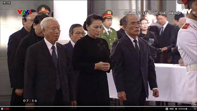 Chủ tịch Quốc hội Nguyễn Thị Kim Ngân dẫn đầu Đoàn Quốc hội tới tiễn biệt.
