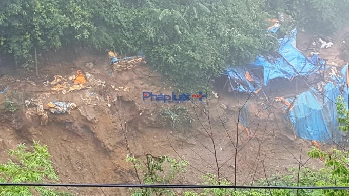 Lán trại nơi các công nhân đang nghỉ thì lở đất xảy ra, theo như anh Hà thì hầu hết các lán đều bị cuốn trôi.