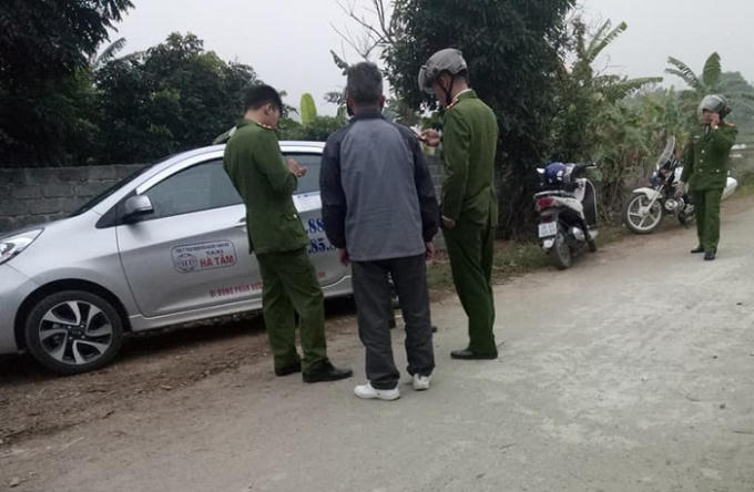 Ngay sau khi nhận được tin báo, Công an huyện Lương Sơn nhanh chóng cử người đến hiện trường điều tra, làm rõ vụ việc. (Ảnh: báo VTC New)