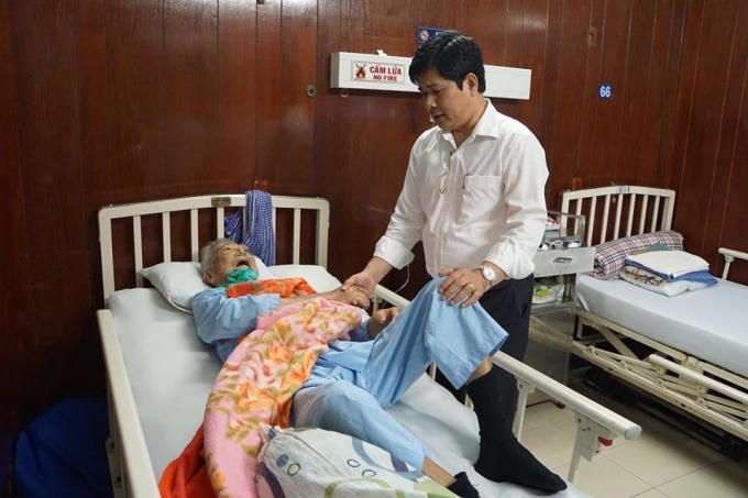 Giám đốc Bệnh viện Thống Nhất đã giành nhiều thời gian xuống kiểm tra sức khỏe các bệnh nhân.