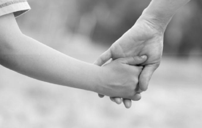 Mồ côi sớm, chị thay cha mẹ nuôi các em, không ngờ cuối đời tình cảm lại sứt mẻ. (Hình minh họa)