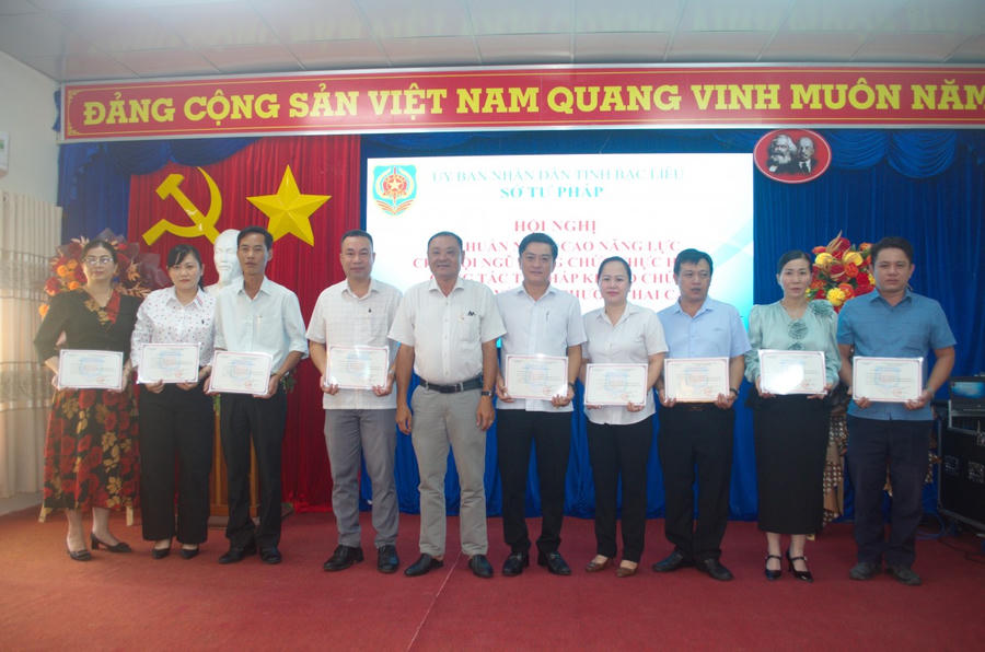 Ông Vưu Nghị Bình - Giám đốc Sở Tư pháp Bạc Liêu, trao Giấy chứng nhận cho các đại biểu đã hoàn thành lớp tập huấn nâng cao năng lực cho đội ngũ công chức Tư pháp khi thực hiện chính quyền địa phương hai cấp.