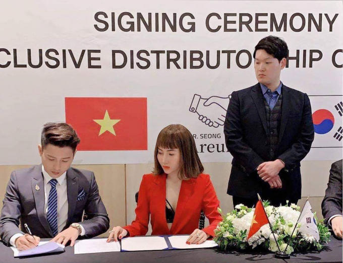 Vợ chồng &aacute; hậu Thanh Tuyền - Đỗ Minh Qu&acirc;n k&yacute; hợp đồng 10 tỷ tại H&agrave;n Quốc