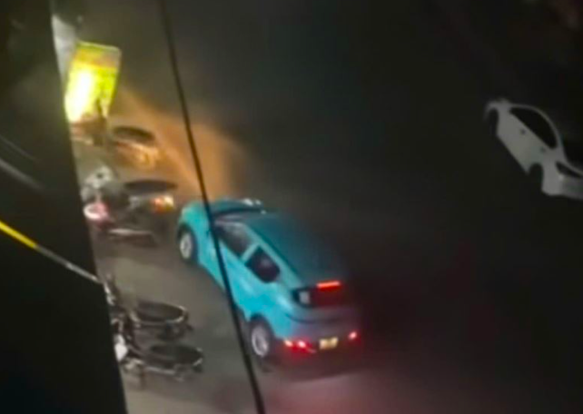 Diễn biến sự việc do camera an ninh ghi lại. (Hình ảnh cắt từ clip)