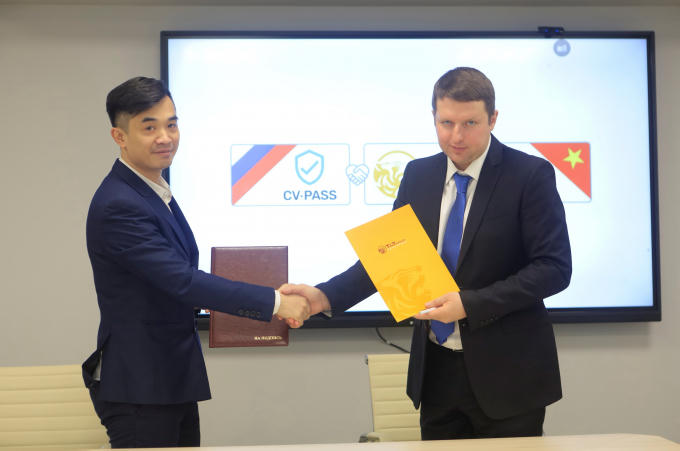 Ông Nguyễn Huy Hùng Việt - Tổng Giám đốc Công ty T&amp;amp;T Nga (trái) và Ông Andrey Kolmogorov - Tổng Giám đốc Công ty CVPASS (phải) ký kết Biên bản ghi nhớ hợp tác. (Ảnh: TTXVN)