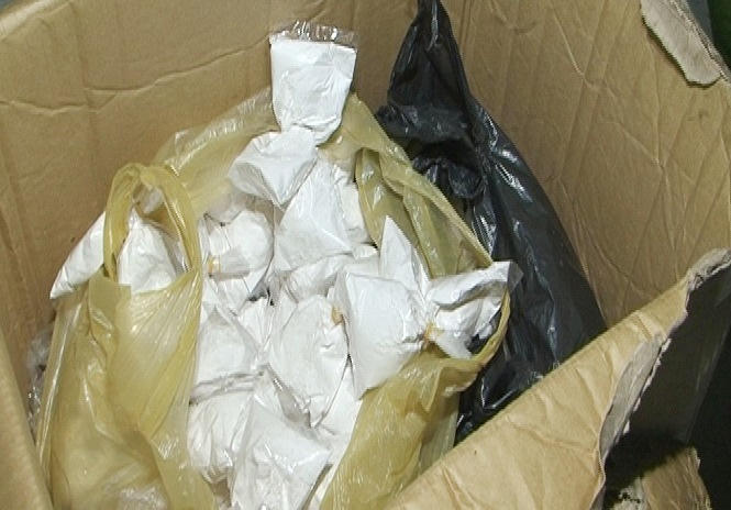 Số lượng lớn thạch cao đang trữ để tẩm vào khuôn đậu (Ảnh: Cơ quan công an cung cấp).